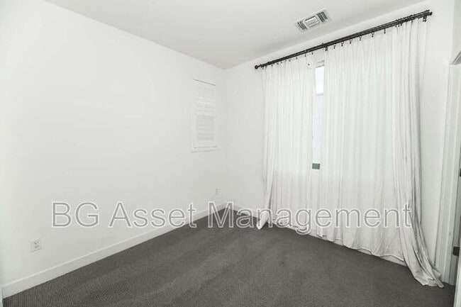 Building Photo - 180 Uptown Cir