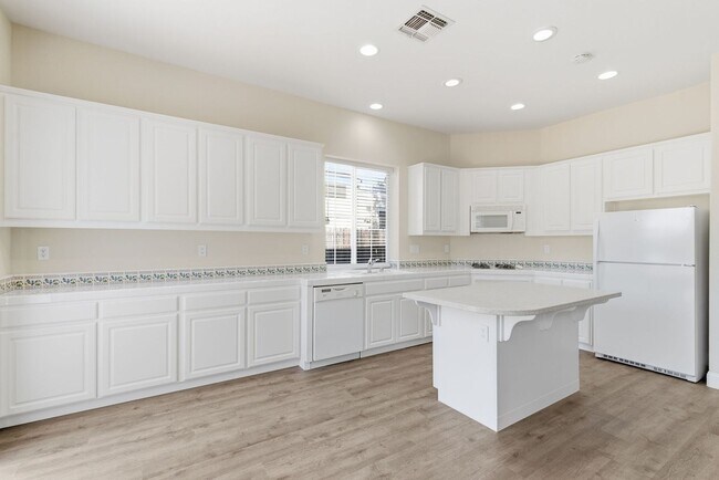 Building Photo - BEAUTIFULLY MAINTAINED SINGLE STORY HOME IN GREAT BRENTWOOD LOCATION!