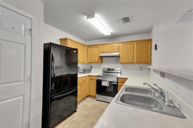 Building Photo - 6300 Hickory Ln Cir