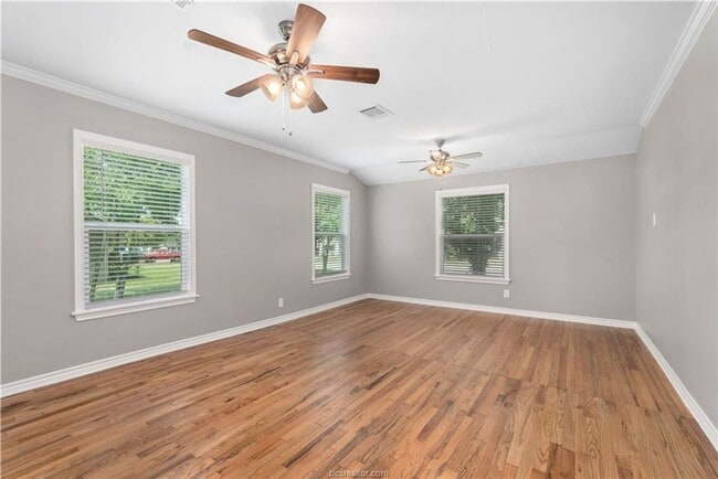 Building Photo - Available June 2026! Adorable 3 Bedroom Ho...
