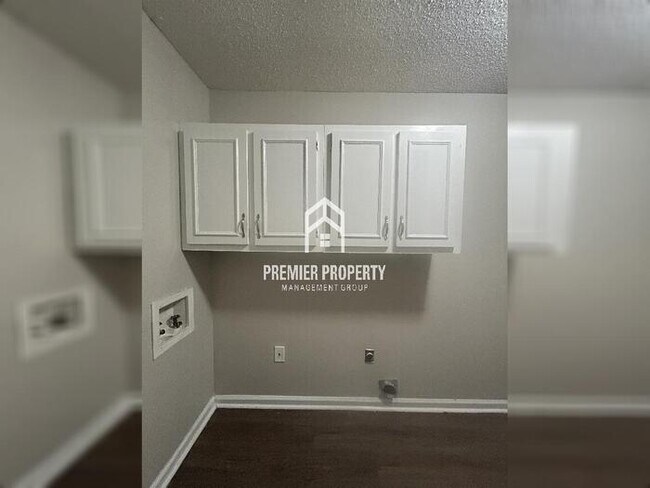 Building Photo - 7376 Hollorn Ln