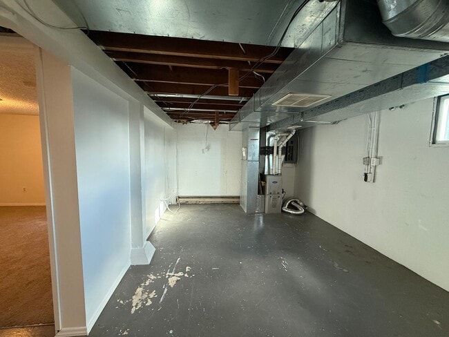 Building Photo - Charming 4 Bed, 2 Bath w/ Garage!