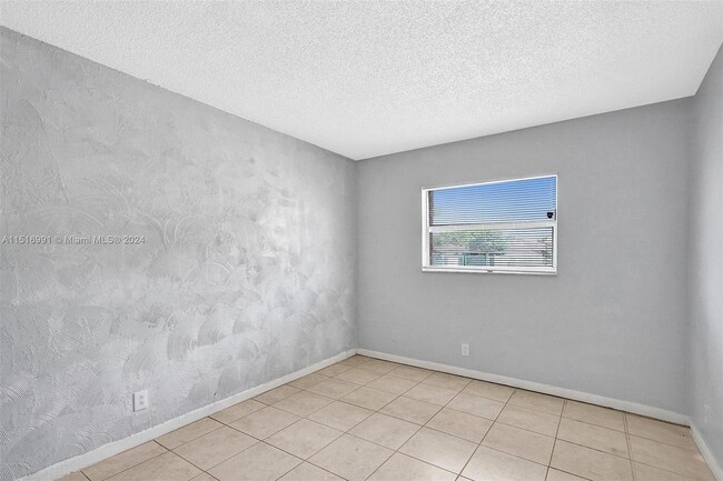 Building Photo - 5316 NW 24th Ct