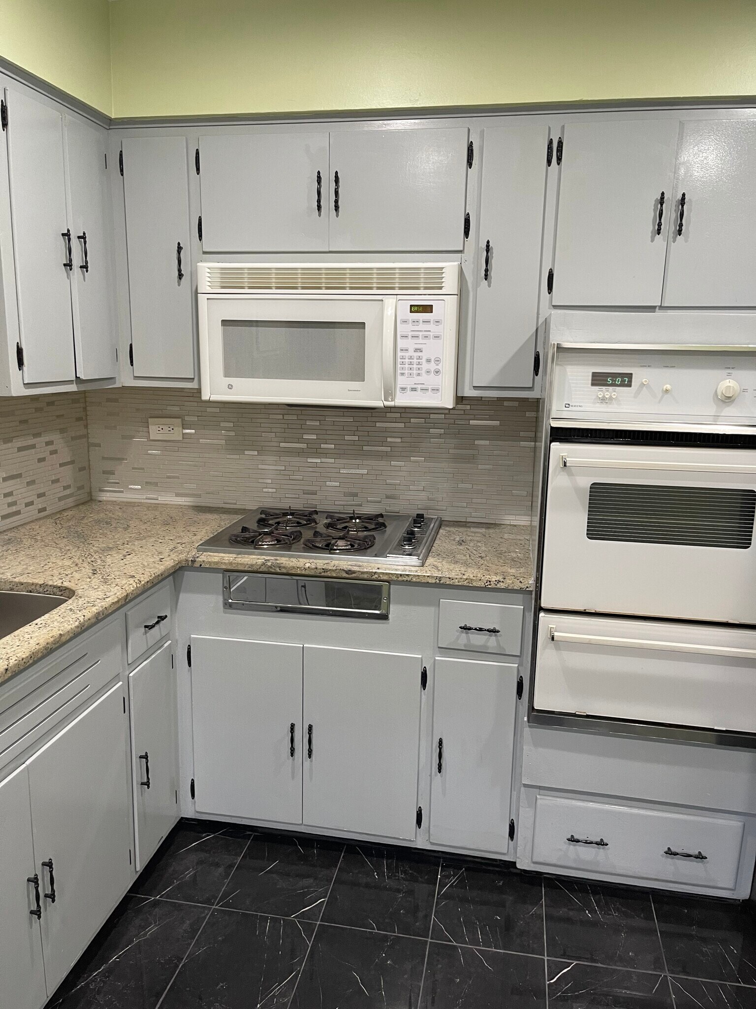 Building Photo - 634 Lawler Ave