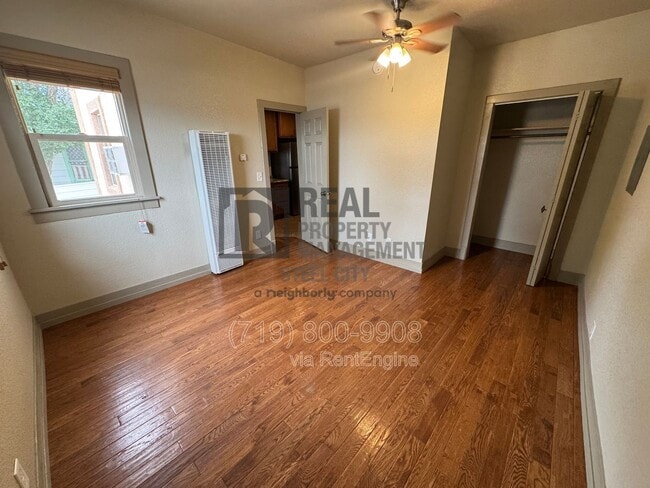 Building Photo - 902 W 11th St