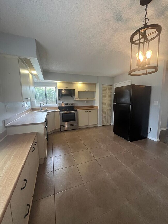 Building Photo - Super Cute 3bd 2bath! FENCED IN YARD !