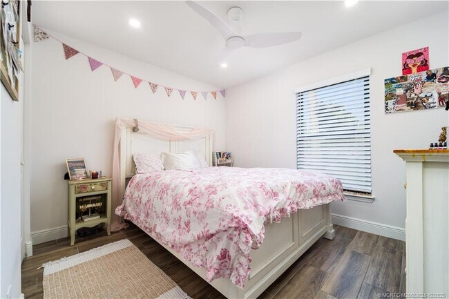 Building Photo - 2141 SW Janette Ave