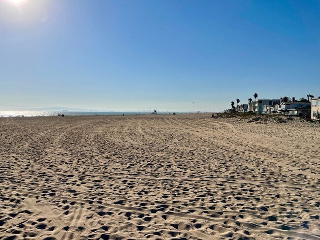 Building Photo - Welcome to Coastal Living at Its Finest!