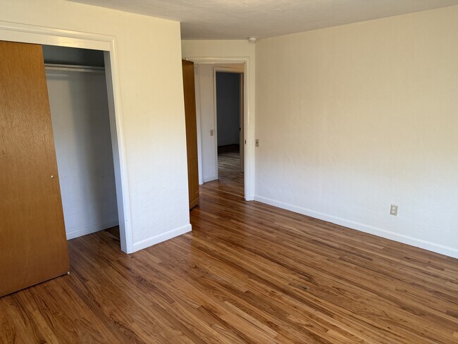 Building Photo - 3525 River Rd