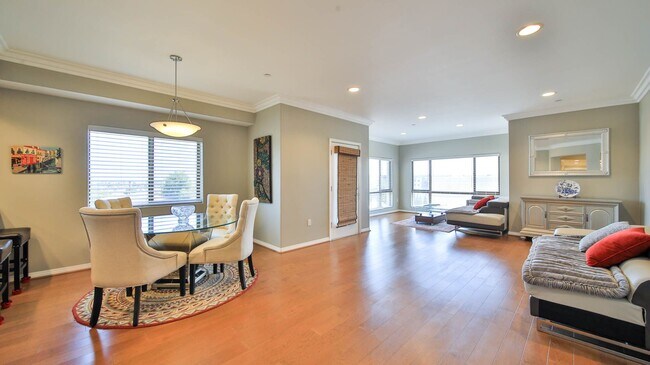 Building Photo - Beautiful 3 Bed/ 2.5 Baths Condo