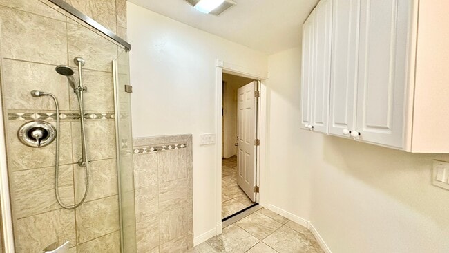 Building Photo - Beautiful, Single Story, Private Entry, De...