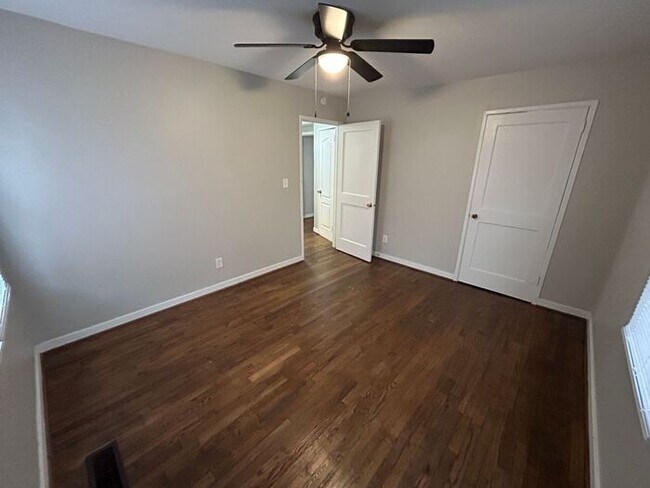 Building Photo - Adorable 3-Bedroom Home with Fenced Backya...