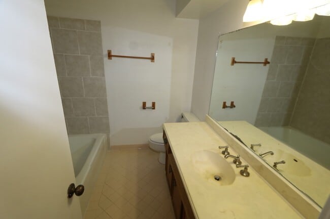 Building Photo - 2319 Quail Valley E Dr