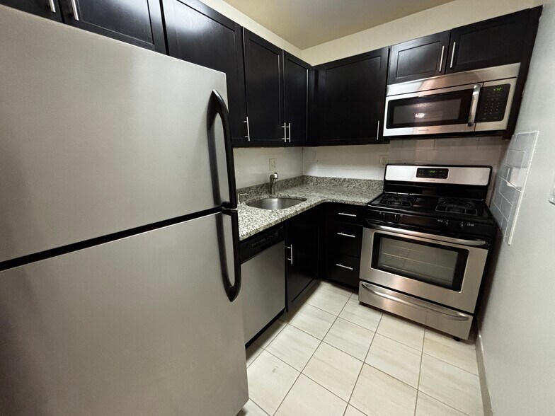 Building Photo - 109 Babcock St