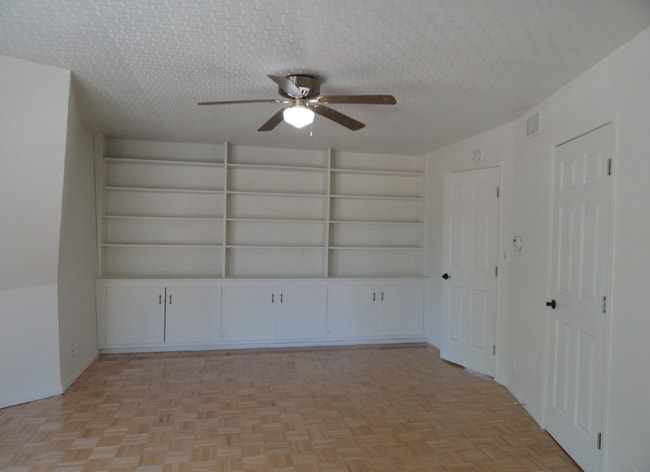 Building Photo - Spacious 2 story home located in West Golden Hills