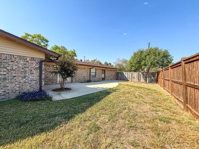 Building Photo - 610 Creek Dr