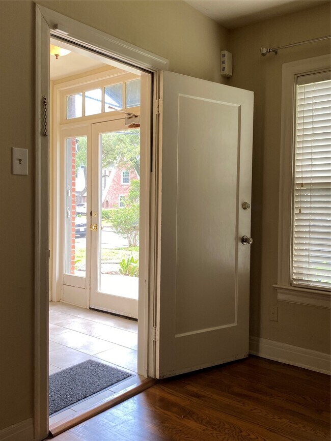 Building Photo - 1918 Sul Ross St