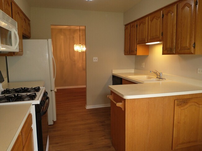 Building Photo - 936 Surrey Dr