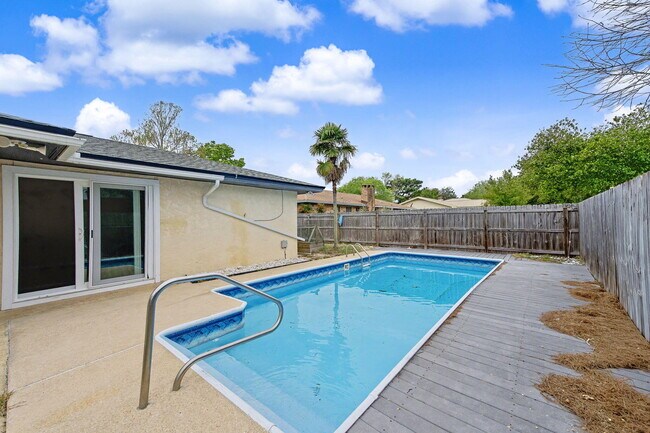 Building Photo - 6 Pinehurst Dr