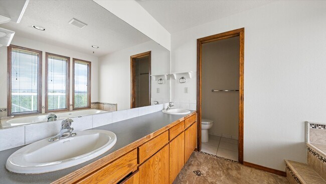 Building Photo - Spacious 4-Level Home with Panoramic Views for Lease – Hills West, South Richland – $2,800/mo