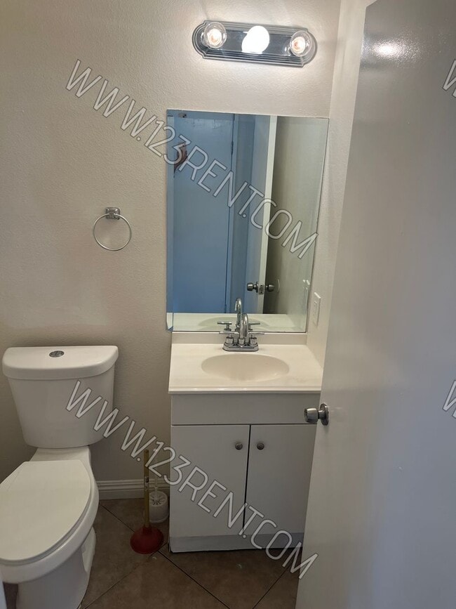 Building Photo - 2BD/1.5BTH TOWNHOUSE WEST LANCASTER