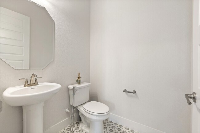 Building Photo - 1125 Sugar Bars Dr