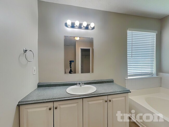 Building Photo - 266 Summer Hill Cir