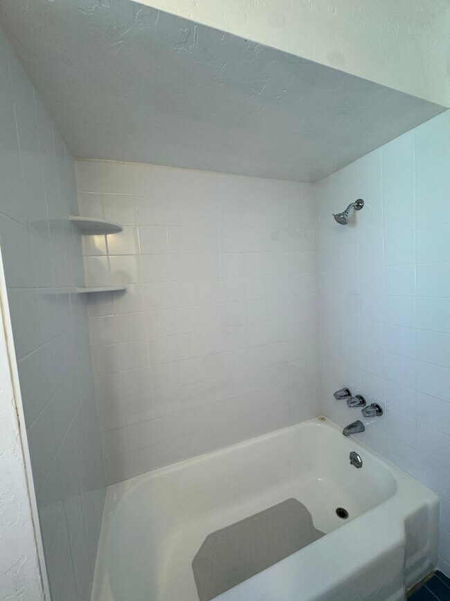 Building Photo - 902 S Fremont Ave