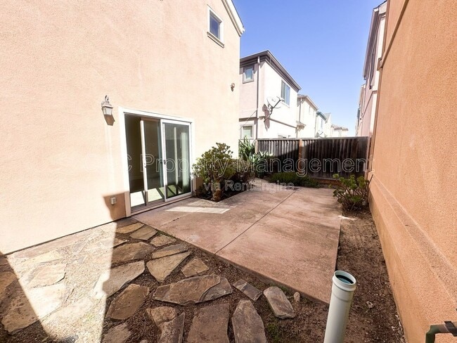Building Photo - 3202 Playa Ct