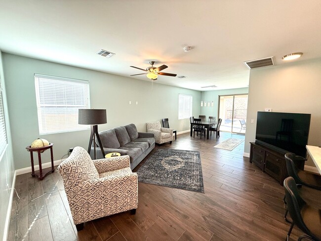 Building Photo - Beautiful Furnished 2 Bedroom Home in the ...