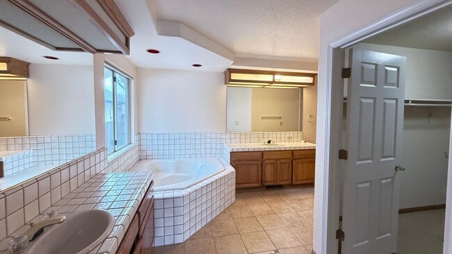 Building Photo - Single Story 3 Bedroom 2.5 Bath