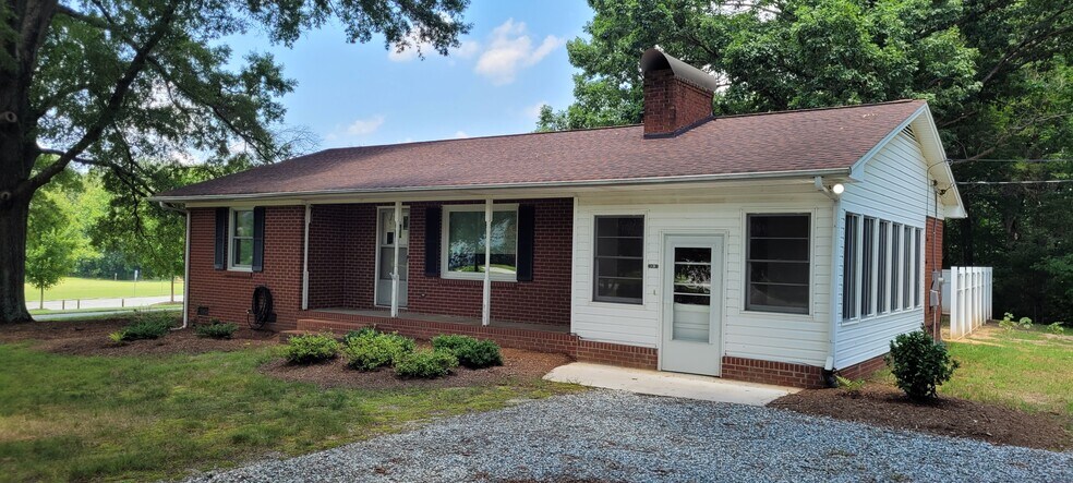 Primary Photo - 8326 Linville Rd