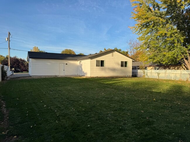 Building Photo - 903 Sunny Ln