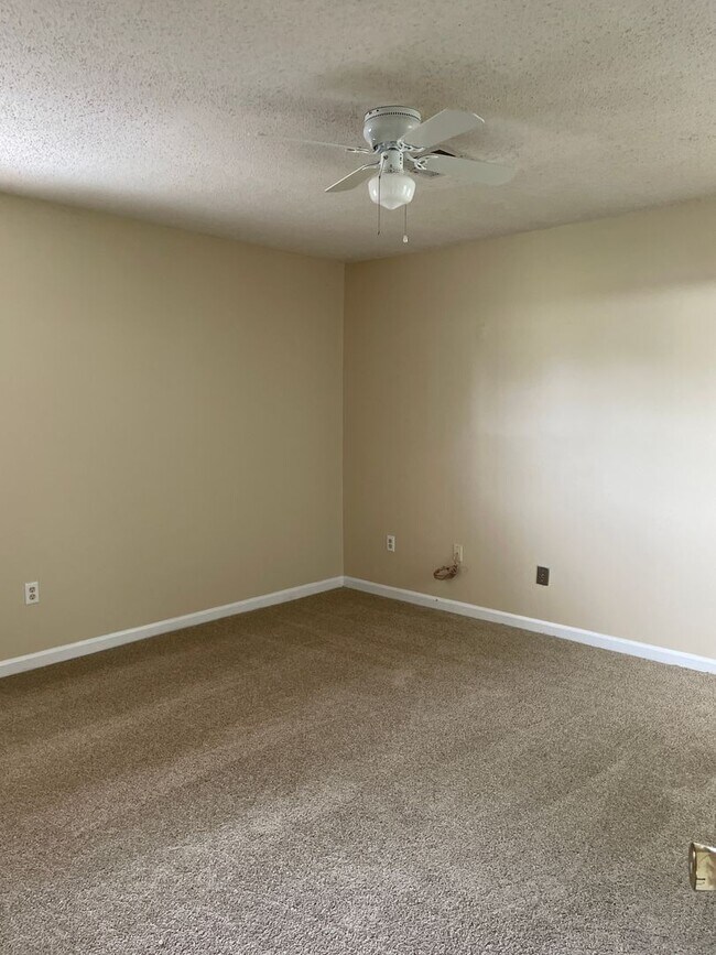 Building Photo - 242 Adler Dr