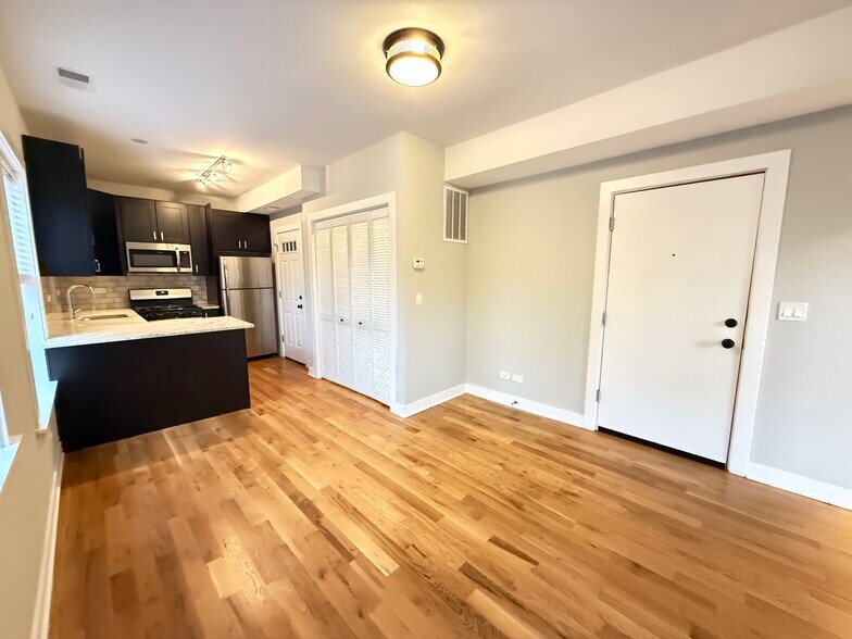 Building Photo - 2211 W Eastwood Ave