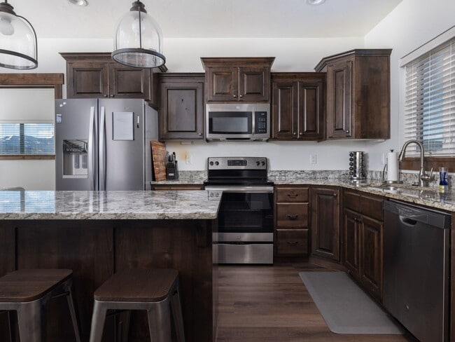 Building Photo - Seasonal Finished 3 BR 2.5 Bath with attac...