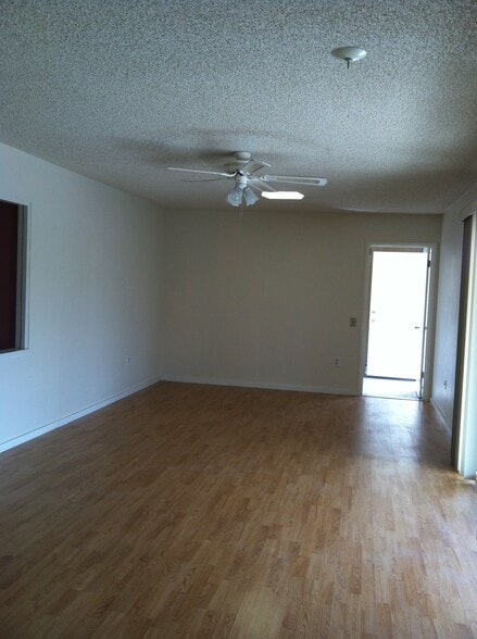 Building Photo - 9709 W Glen Oaks Cir