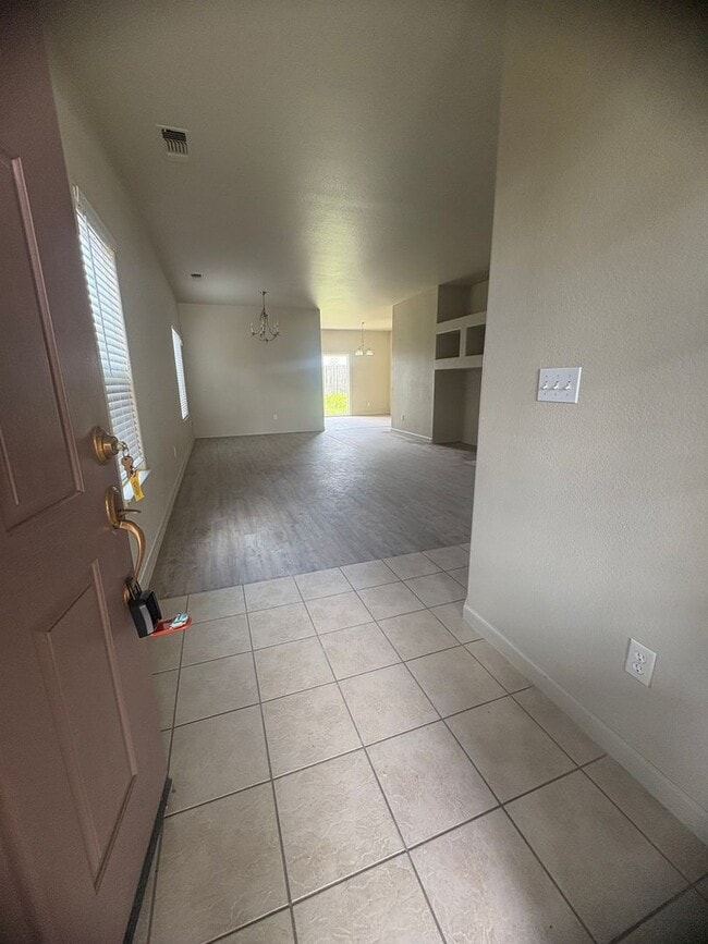 Building Photo - Nice 3-Bedroom House