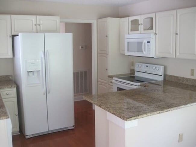 Building Photo - Live in Desirable Kirkwood in the heart of Chapel Hill!