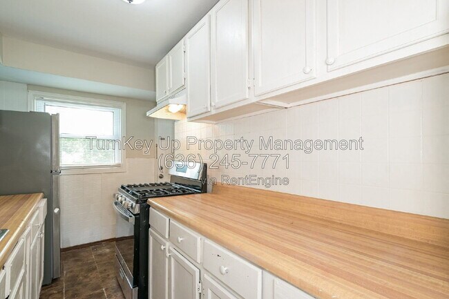 Building Photo - 10300 Ross Cir