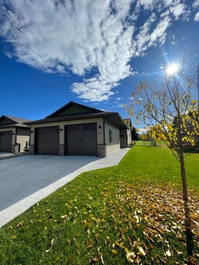 Building Photo - Golf Course Living on Village Greens-  Bedroom plus Den/2 Bath Single Story with 2 Car Garage