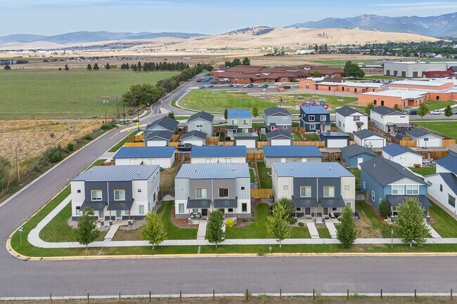 Building Photo - 3 Bed 2.5 Bath Townhome With Garage | $2,6...