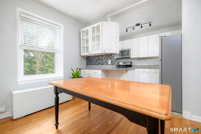 Building Photo - 136 Woodside Green