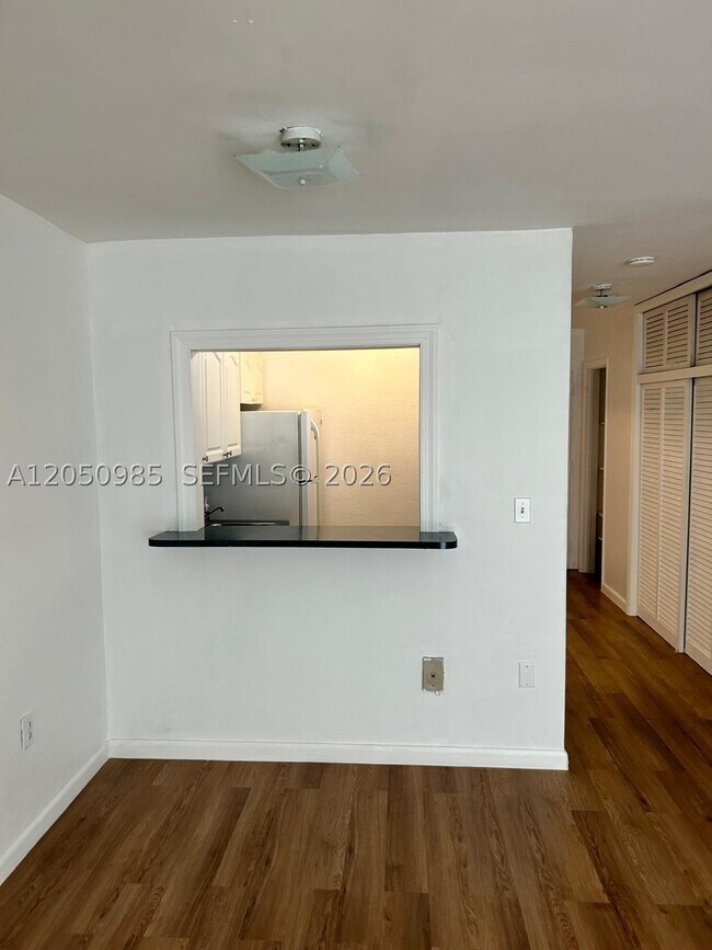 Building Photo - 1441 Lincoln Terrace