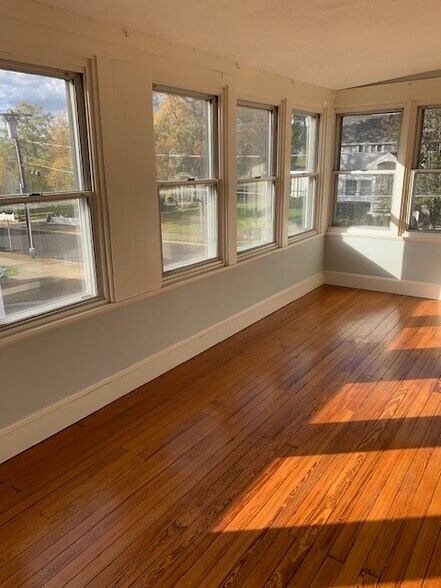 Building Photo - 4 Central St