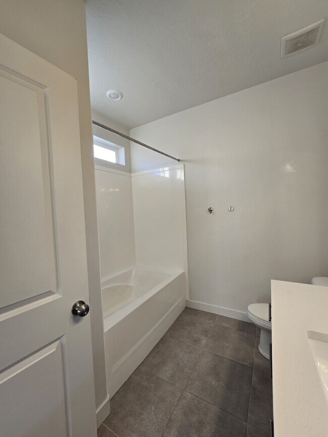 Building Photo - "Chic 3-Bed Townhouse with Pool Access in Bluffdale!"