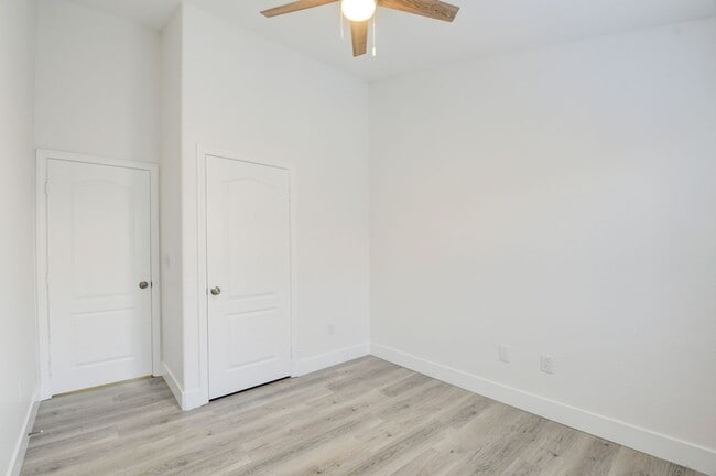 Building Photo - Gorgeous 3 bedroom 2.5 bathroom Townhome conveniently located in the heart of Henderson.