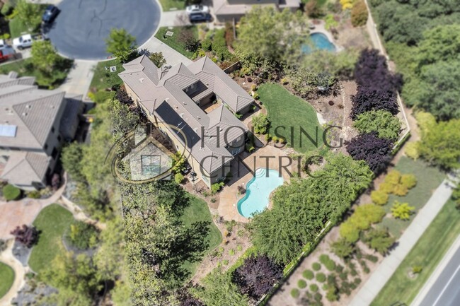 Building Photo - Beautiful Executive Home w/ Pool on 1/2 Ac...