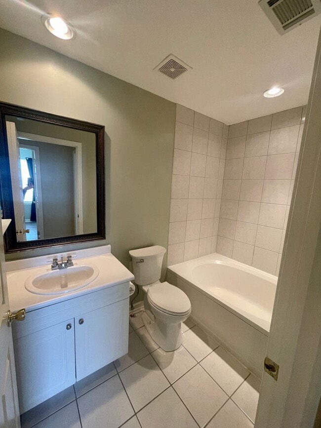 Building Photo - 3 Bedroom, 2 Bath Townhome in Park West of...
