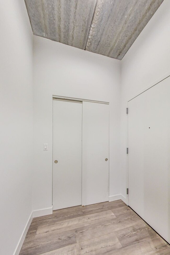 Interior Photo - 2405 W Hutchinson St